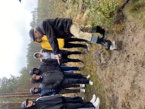 Kol. Roman Wisła z uczniami przy odszukanym punkcie F-091