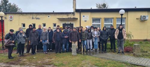 uczestnicy seminarium przy oryginalnym znaku granicy wersalskiej